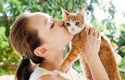 stosuj środki zapobiegawcze w kontaktach z kotem, szczególnie jeśli podejrzewasz obecność robaków